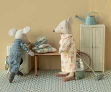 Load image into Gallery viewer, Grandma and Grandpa mice in cigarbox