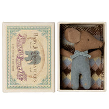 Φόρτωση εικόνας στο εργαλείο προβολής Συλλογής, Μωρό ποντικάκι, νυσταγμένο/ξυπνητό σε κουτί - Μπλε
