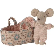 Load image into Gallery viewer, Baby mouse in carry cot - Rose
