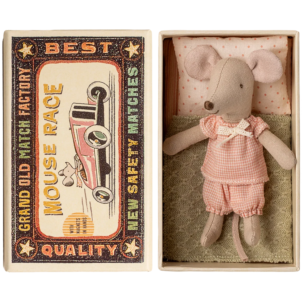 Μικρή αδελφή ποντίκι σε σπιρτόκουτο