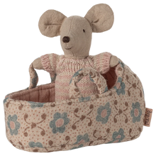 Load image into Gallery viewer, Baby mouse in carry cot - Rose
