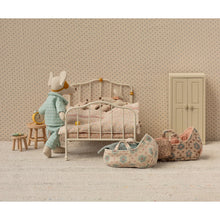 Load image into Gallery viewer, Vintage bed, Mouse - Off white
