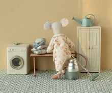 Load image into Gallery viewer, Closet, Mouse - Cream
