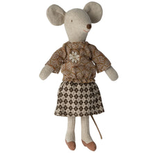Load image into Gallery viewer, Blouse and skirt for grandma mouse

