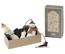Load image into Gallery viewer, Metal ornament set - Winter wonderland
