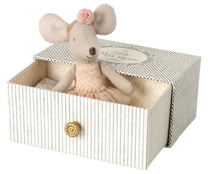 Dance mouse in daybed, Little sister
