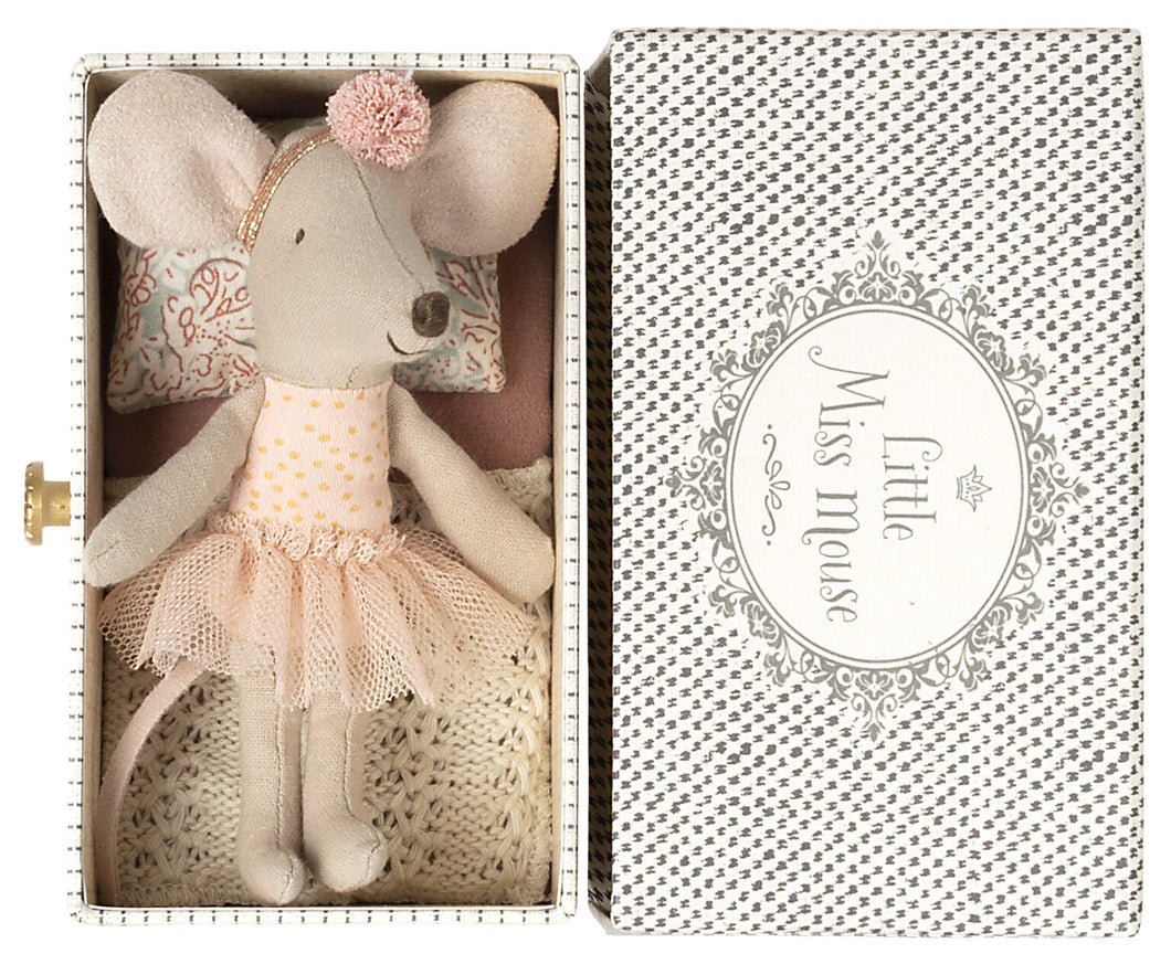Dance mouse in daybed, Little sister