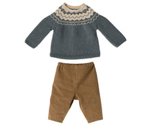 Load image into Gallery viewer, Rabbit size 5, Pants and knitted sweater
