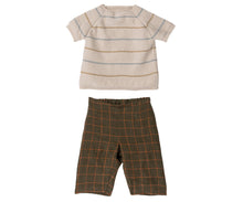 Load image into Gallery viewer, Rabbit size 5, Pants and knitted sweater

